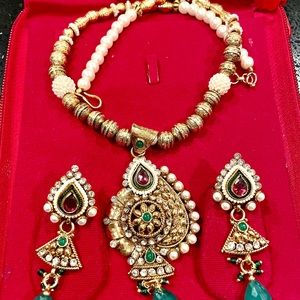 Beautiful jewelry sets. Each cones with earrings. Done with tikka. Sold ind